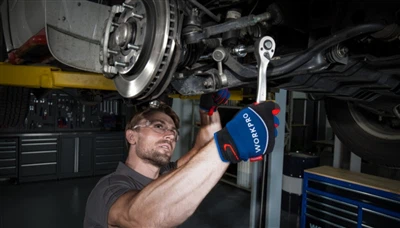 Śrubokrętny vs. Wiertło: Którego należy użyć do mocowania?